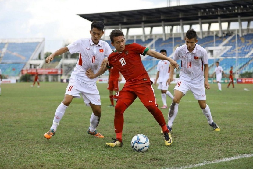 Gelandang serang timnas U-19 Egy Maulana Vikri menggiring bola melewati pemain Vietnam.