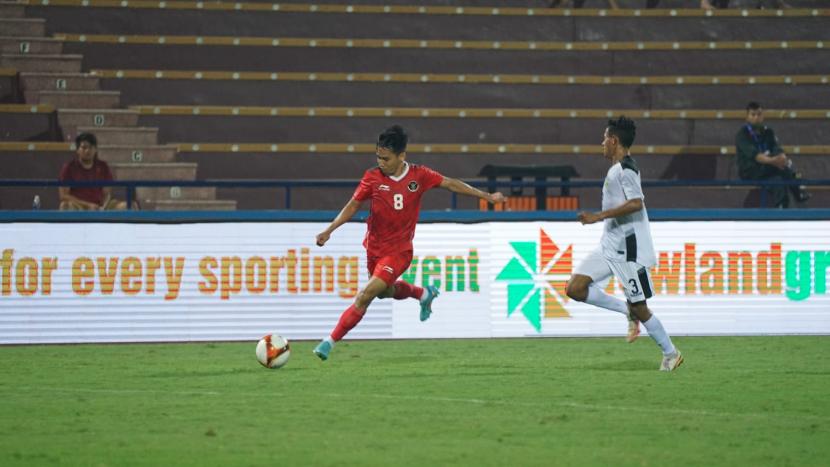 Gelandang serang timnas U-23 Indonesia Witan Sulaeman (kiri) beraksi lawan Timor Leste dalam laga Grup A SEA Games 2021 Vietnam, Selasa (10/5/2022). Witan mencetak dua gol untuk membawa Indonesia unggul 4-1 atas Timor Leste..