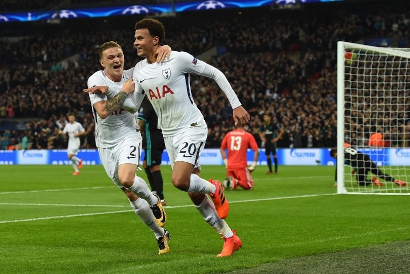 Gelandang serang Totteham Hotspur Dele Alli (kanan) berselebrasi seusai menjebol gawang Real Madrid, Kamis (2/11) dini hari WIB.