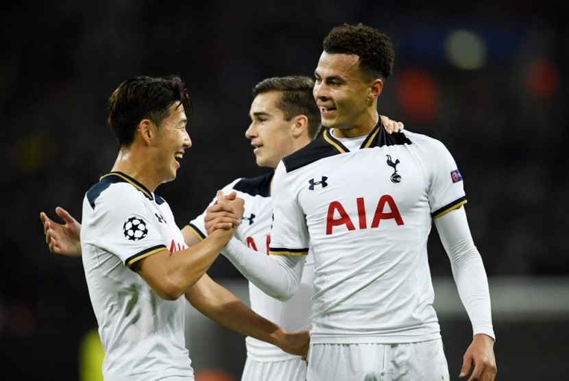 Gelandang serang Tottenham Hotspur Dele Alli (kanan) merayakan golnya ke gawang CSKA Moskow.