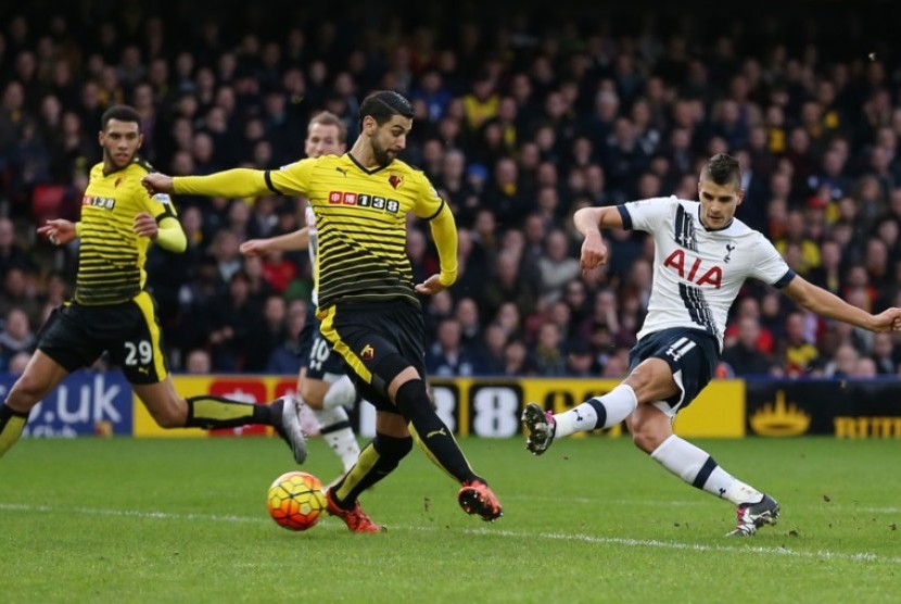 Gelandang serang Tottenham Hotspur Erik Lamela (kanan) saat menjebol gawang Watford.