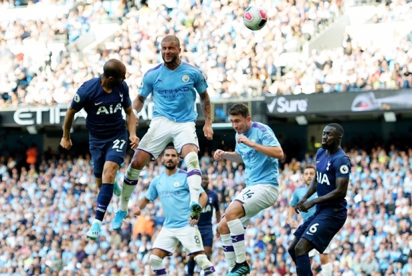Gelandang serang Tottenham Hotspur Lucas Moura (kiri) menjebol gawang Manchester City.