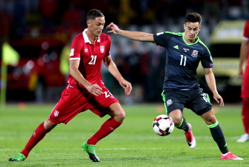 Gelandang Serbia, Nemanja Matic (kiri) dan striker Wales, Tom Lawrence berebut bola pada laga kualifikasi Piala Dunia 2018 di Beograd, Senin (12/6) dini hari WIB. Laga berakhir imbang 1-1.