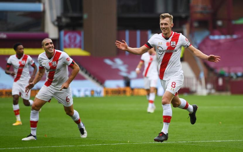 Gelandang Southampton James Ward-Prowse (kanan) merayakan golnya ke gawang Aston Villa dalam pertandingan Liga Primer Inggris. 