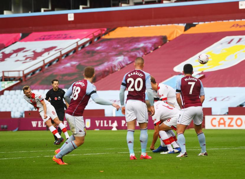 Gelandang Southampton James Ward-Prowse (kiri) mencetak gol tendangan bebas ke gawang Aston Villa dalam pertandingan Liga Primer Inggris.