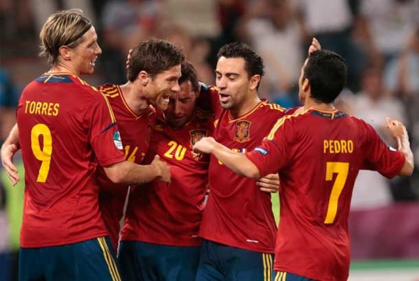  Gelandang Spanyol Xabi Alonso, kedua dari kiri, merayakan gol keduanya bersama rekan setim pada pertandingan perempat final melawan Prancis di Donetsk, Ukraine, Ahad, 23 Juni 2012.