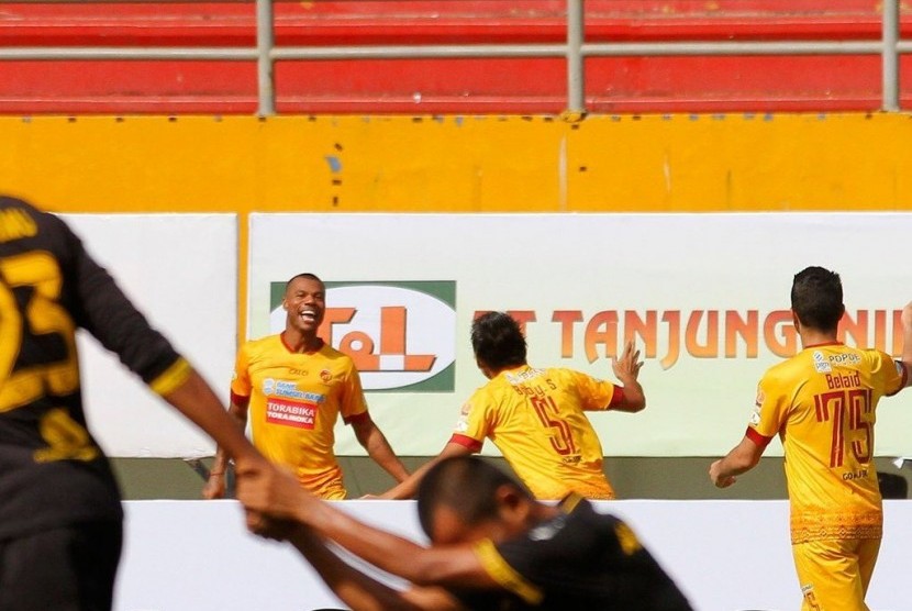 Gelandang Sriwijaya FC Hilton Moreira merayakan gol Alberto Goncalves ke gawang Barito Putera pada laga Liga 1 di Stadion Jakabaring, Palembang, Sabtu (13/5). Sriwijaya menang 3-2.