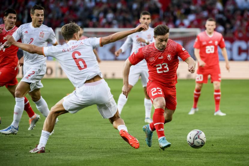 Gelandang Swiss Xherdan Shaqiri (kanan) menggiring bola saat laga kontra Spanyol di UEFA Nations League, Jumat (10/6/2022).