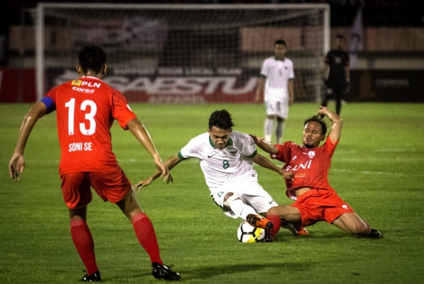 Gelandang tim nasional Indonesia U-19, Witan Sulaiman (tengah), berusaha melewati pemain Persis Solo, Elima Soka, dalam pertandingan uji coba di Stadion Manahan, Solo, Jawa Tengah, Senin (28/5). 