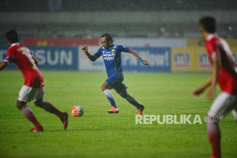 Gelandang tim Persib Bandung Hariono dalam pertandingan Torabika Soccer Championship 2016 Persib vs Persija di Stadion Gelora Bandung Lautan Api, Sabtu (16/7)