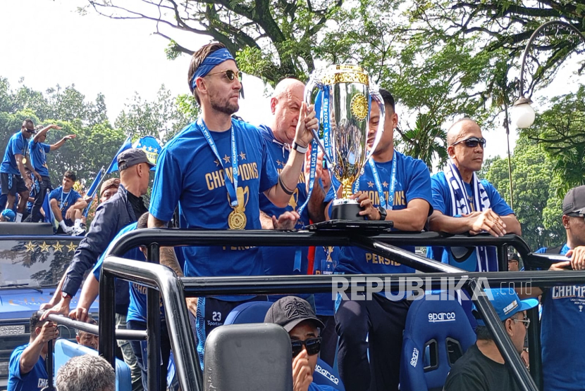Gelandang tim Persib Bandung Marc Klok mempersembahkan gelar juara Liga I BRI Indonesia back to back untuk bobotoh.
