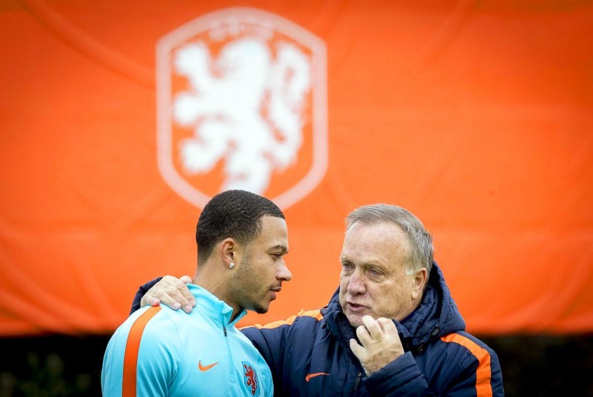 Gelandang timnas Belanda, Memphis Depay dan pelatih, Dick Advocaat.