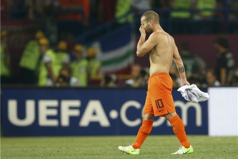  Gelandang timnas Belanda, Wesley Sneijder, berjalan meninggalkan lapangan setelah timnya menelan kekalahan dari Jerman di laga kedua Grup B Piala Eropa 2012 di Kharkiv, Ukraina, pada Rabu (13/6).