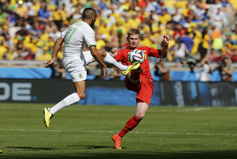 Gelandang Timnas Belgia, Kevin de Bruyne (kanan), berebut bola dengan pemain Timnas Aljazair di laga Grup H Piala Dunia 2014 Brasil di Stadion Mineirao, Belo Horizonte, Selasa (17/6). 