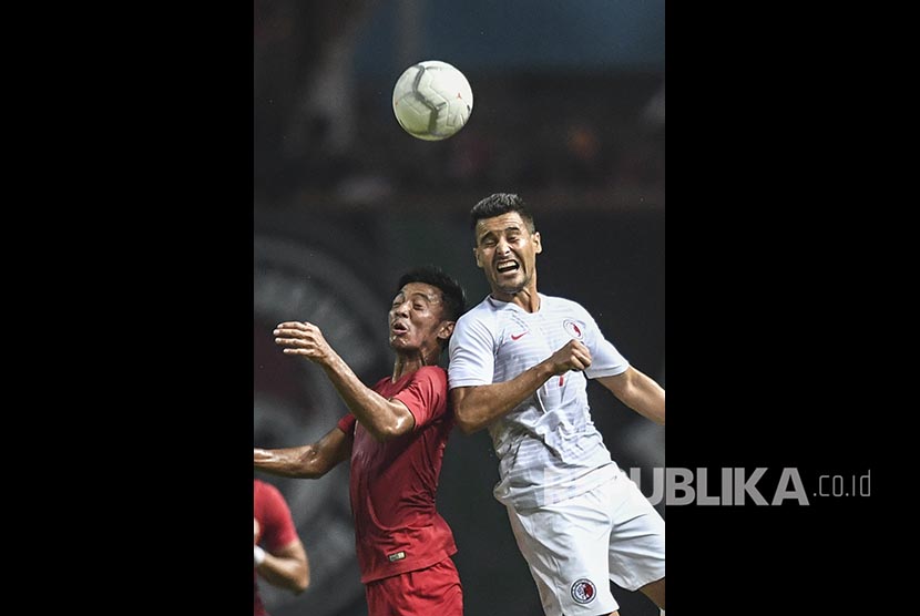 Gelandang Timnas Indonesia Fachruddin Wahyudi Aryanto (kiri) berebut bola dengan pesepak bola Timnas Hong Kong Giovane Alves Da Silva (kanan) dalam laga International Friendly Match di Stadion Wibawa Mukti.
