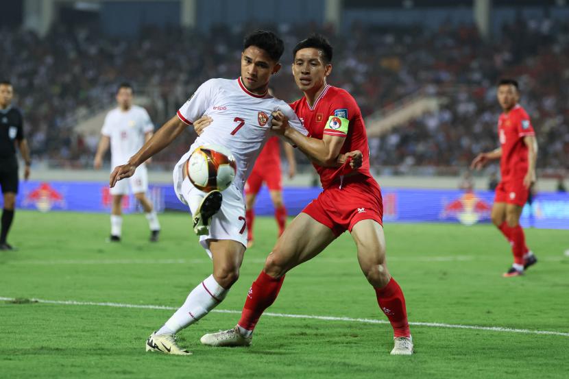 Gelandang timnas Indonesia Marselino berduel dengan lawannya saat menghadapi Vietnam, Selasa (26/3/2024). 