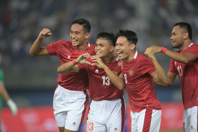 Gelandang timnas Indonesia Rachmat Irianto (kedua kiri) merayakan golnya ke gawang Kuwait dalam pertandingan Grup A Kualifikasi Piala Asia 2023 di Kuwait City. Kamis (9/6/2022) dini hari WIB. Indonesia mengalahkan Kuwait 2-1.