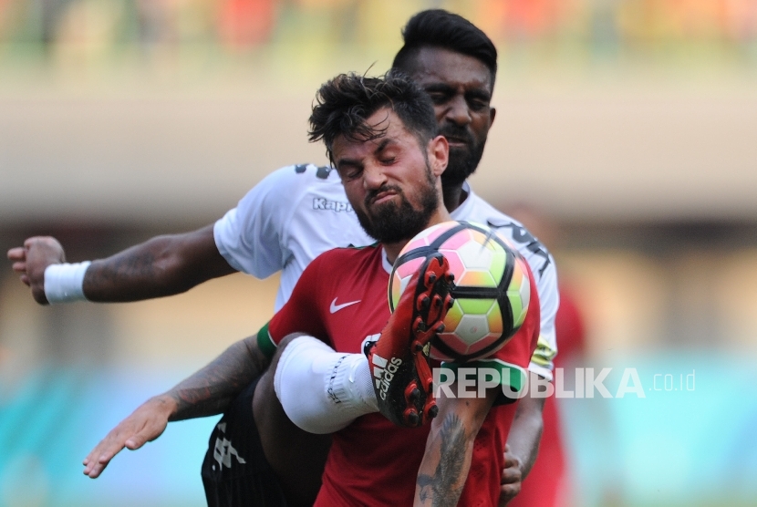 Gelandang timnas Indonesia Stefano Lilipaly berebut bola saat laga persahabatan melawan Fiji di Stadion Patriot Candrabaga, Bekasi, Sabtu (2/9).