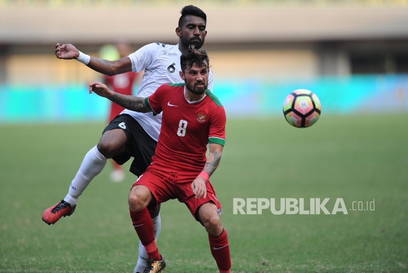 Gelandang timnas Indonesia Stephano Lilypally berebut bola saat laga persahabatan melawan Fiji di Stadion Patriot Chandrabaga, Bekasi, Sabtu (2/9).