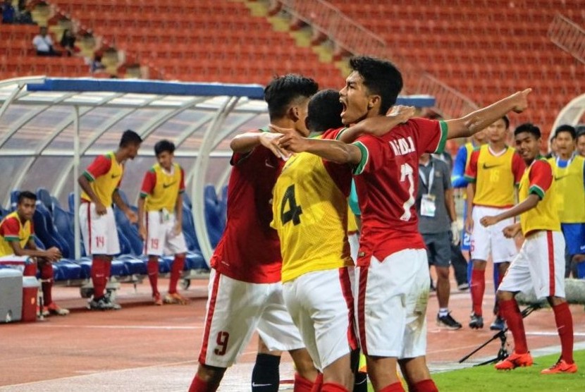 Gelandang timnas Indonesia U-16, Amanar Abdillah (kanan) merayakan golnya ke gawang Thailand bersama rekan setim pada laga kualifikasi Piala Asia U-16 2018 di Stadion Rajamangala, Bangkok, Rabu (20/9). Indonesia menang 1-0.