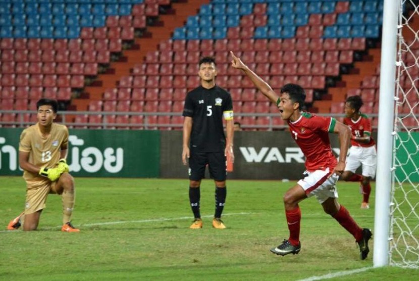 Gelandang timnas Indonesia U-16, Amanar Abdillah mencetak gol ke gawang Thailand pada laga kualifikasi Piala Asia U-16 di Stadion Rajamangala, Bangkok, Rabu (20/9). Indonesia menang 1-0.