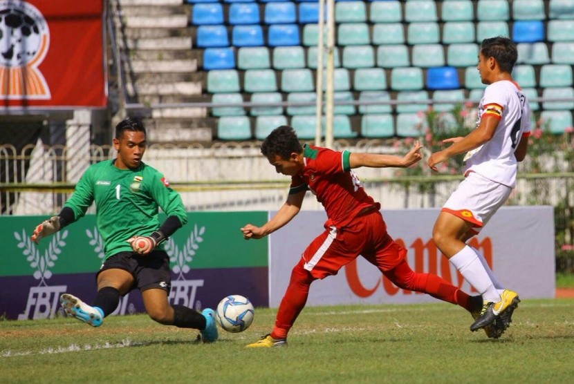 Gelandang Timnas Indonesia U-19, Egy Maulana Vikry (tengah) beraksi pada laga Piala AFF U-18 di Yangon, Myanmar. 