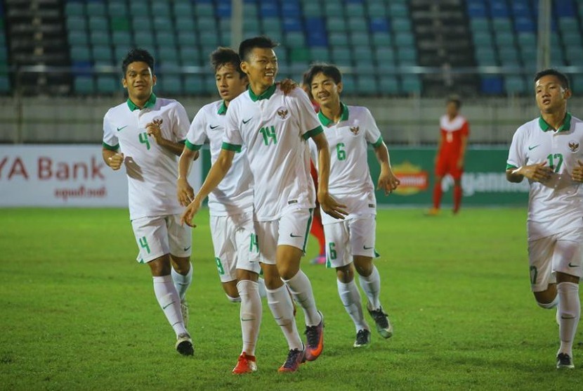 Gelandang Timnas Indonesia U-19, Feby Eka Putra (ketiga dari kanan).