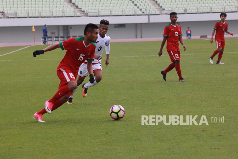 Gelandang timnas Indonesia U-19 Saddil Ramdani membawa bola saat menghadapi Timor Leste pada laga kedua Grup F kualifikasi Piala Asia U-19 di Stadion Paju, Korea Selatan, Kamis (2/11).