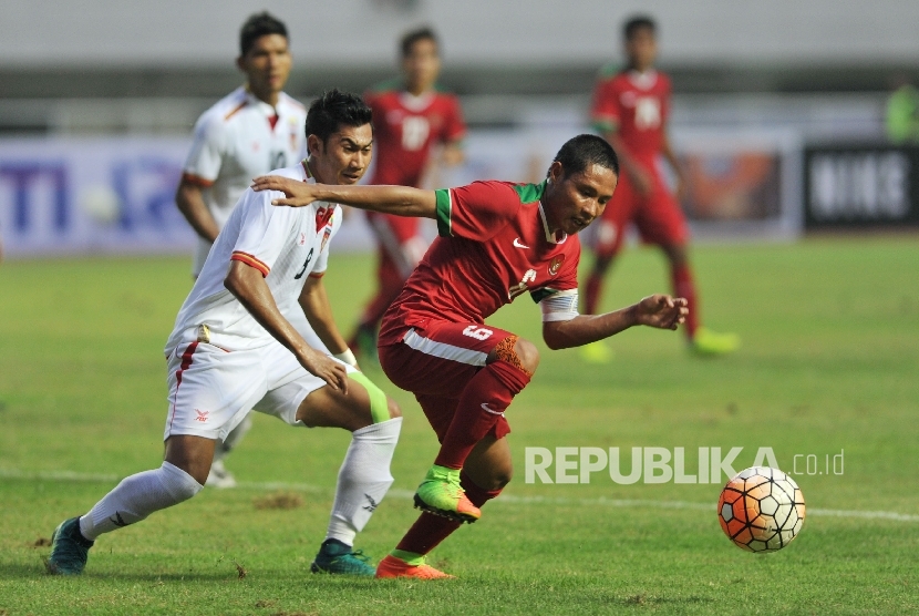 Gelandang timnas Indonesia U-22 Evan Dimas mengontrol bola dibayangi pemain Myanmar dalam laga persahabatan di Stadion Pakansari, Cibinong, Bogor, Selasa (21/3).