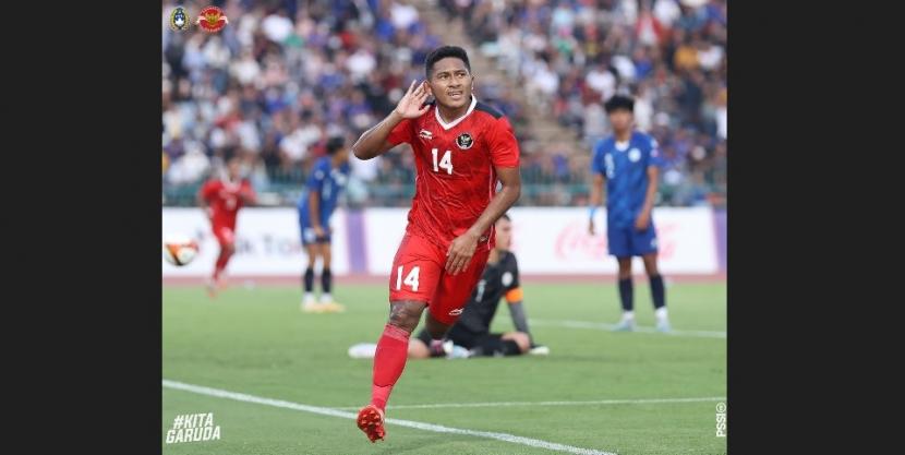 gelandang Timnas Indonesia U-22, Fajar Fathurrahman, melakukan selebrasi usai menjebol gawang Timnas Filipina di laga pertama Grup A SEA Games 2023 cabang olahrag sepak bola.
