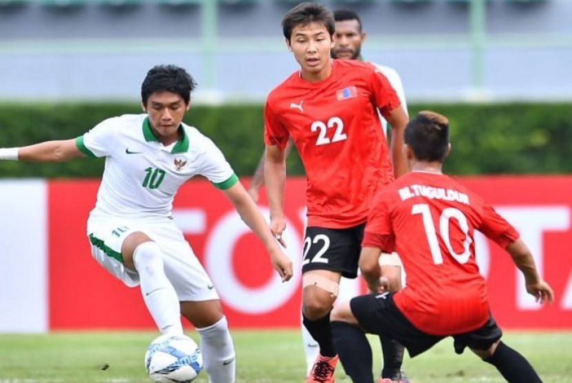 Gelandang timnas Indonesia u-22 Septian David Maulana (kiri) di antara pemain Mongolia pada laga kualifikasi Piala Asia U-23 di Stadion Nasional Bangkok, Thailand, Jumat (21/7). 