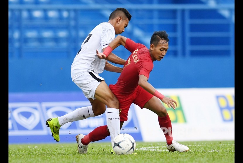 Gelandang TImnas Indonesia U18  Beckham Putra Nugraha (kanan) berebut bola dengan Timor Leste F Braz, pada laga penyisihan grup A Piala AFF U-18 2019 di Stadion Binh Duong di Provinsi Binh Duong, Vietnam, Kamis (8/8