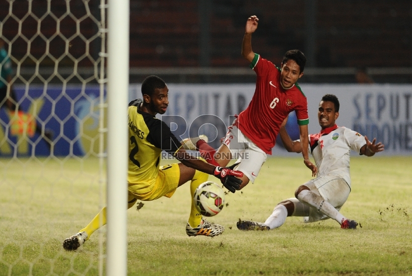 Gelandang timnas Indonesia U23 Evan Dimas mencetak gol ke gawang Timor Leste dalam laga kualifikasi Piala AFC U23 di Stadion Gelora Bung Karno, Senayan, Jakarta, Jumat (27/3). (Republika/Edwin Dwi Putranto)