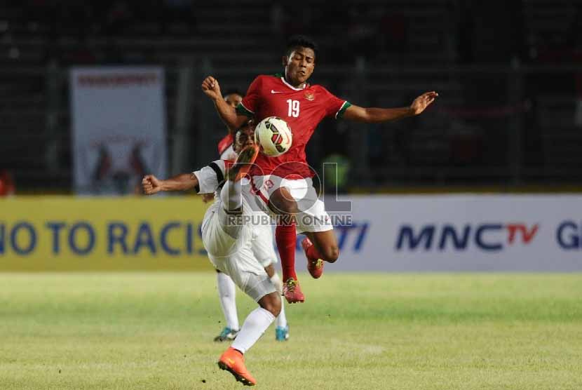 Gelandang timnas Indonesia U23, Manahati Lestusen (kanan), berebut bola dengan pemain Timor Leste dalam laga kualifikasi Piala AFC U23 di Stadion Gelora Bung Karno, Jakarta, Jumat (27/3). 