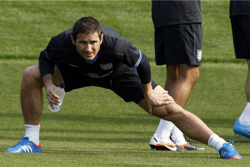 Gelandang timnas Inggris, Frank Lampard, melakukan peregangan saat sesi latihan di Colney, London, Selasa (29/5). 