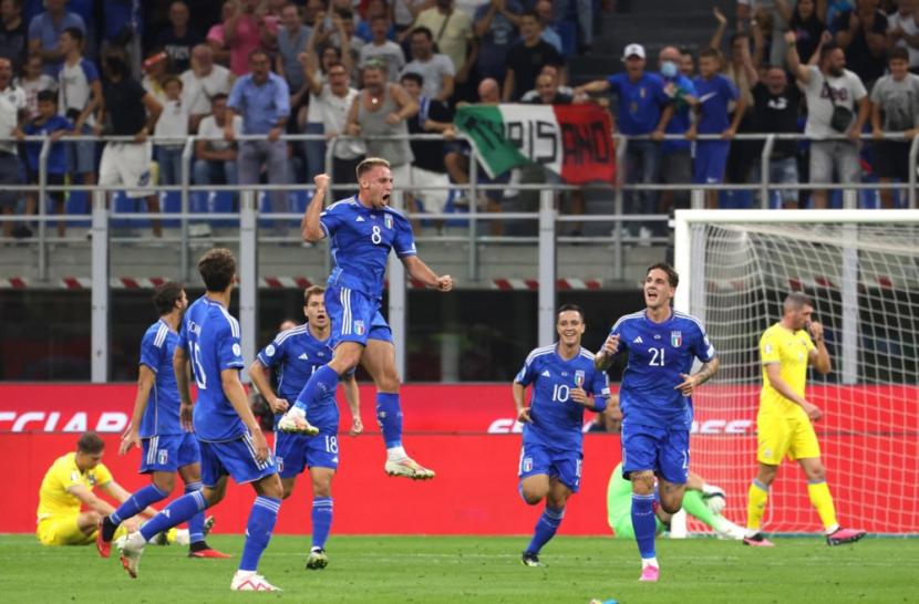 Gelandang timnas Italia Davide Frattesi melompat setelah menjebol gawang Ukraina dalam laga kualifikasi Euro 2024. Italia mengalahkan Ukraina 2-1.