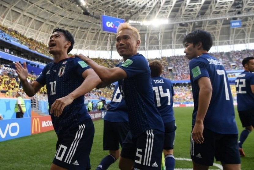 Gelandang timnas Jepang, Shinji Kagawa (kiri) merayakan gol ke gawang Kolombia, Selasa (19/6).