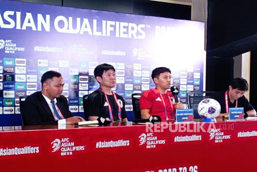 Gelandang timnas Jepang Wataru Endo (kedua kanan) berbicara dalam konferensi pers di Stadion Utama Gelora Bung Karno, Senayan, Jakarta, Kamis (14/11/2024).