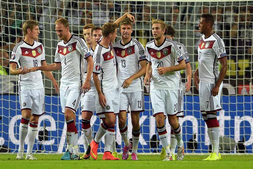 Gelandang Timnas Jerman, Thomas Mueller (tengah), melakukan selebrasi bersama rekan setimnya usai menjebol gawang Skotlandia di laga perdana grup kualifikasi Piala Eropa 2016 di Dortmund, Jerman, Ahad (7/9). 