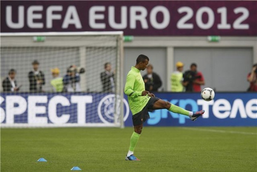 Gelandang timnas Portugal, Nani, mengontrol bola saat mengikuti sesi latihan timnas di Lviv, Ukraina, pada Jumat (8/6). 