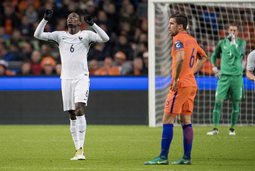 Gelandang timnas Prancis, Paul Pogba (kiri) bersyukur seusai mencetak gol ke gawang Belanda pada laga kualifikasi Piala Dunia 2018 di Amsterdam, Selasa (11/10) dini hari WIB. 