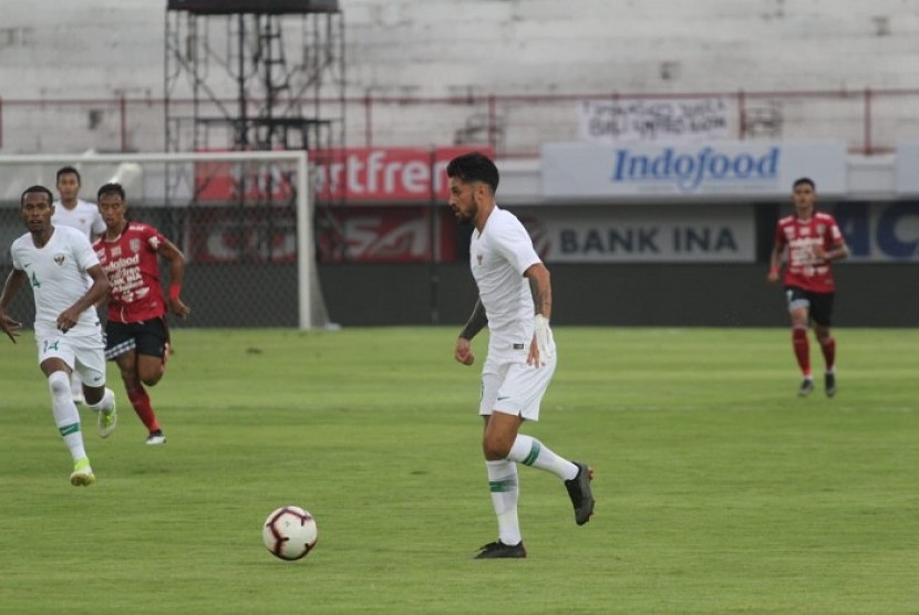 Gelandang timnas senior Stefano Lilipaly membawa bola saat uji coba melawan Bali United.