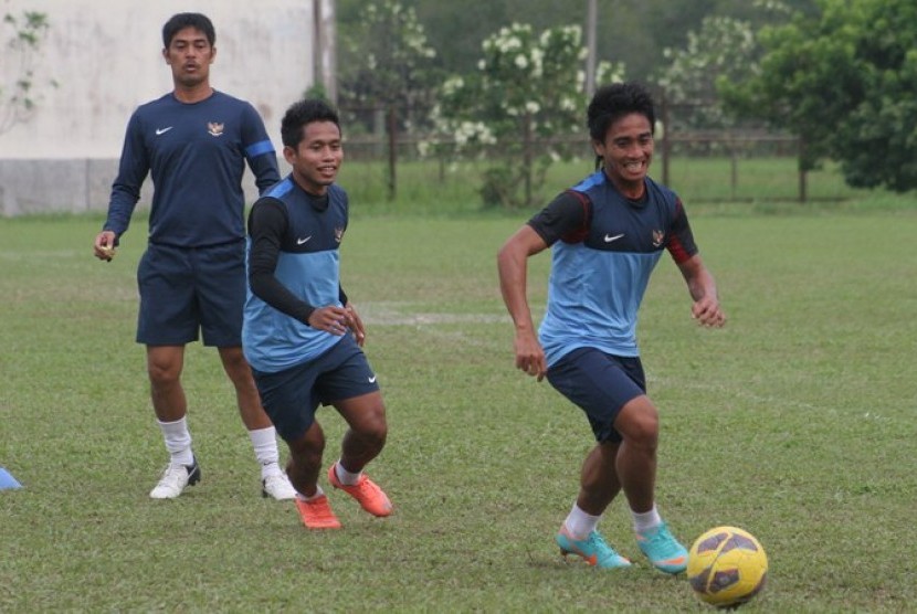 Gelandang timnas, Taufiq (kanan) saat berlatih bersama timnas Indonesia