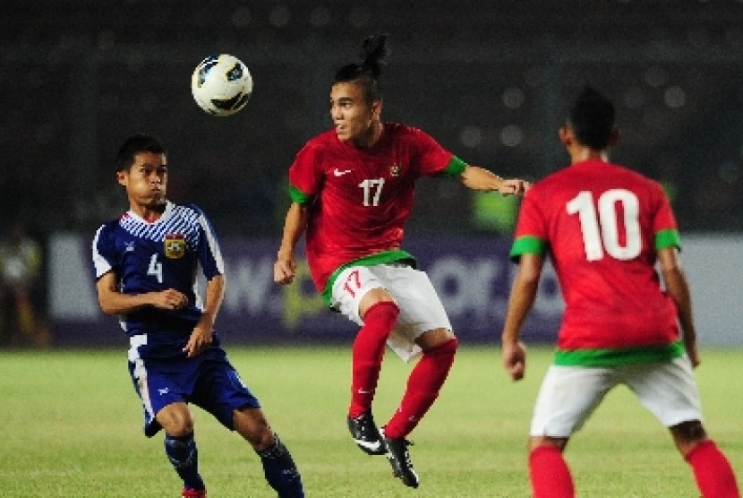 Gelandang timnas U-19 Indonesia, Paulo Sitanggang (tengah), berebut bola saat laga grup G kualifikasi Piala Asia (AFC) U-19 melawan Laos di Stadion Gelora Bung Karno, Senayan, Jakarta, Selasa (8/10) malam. 