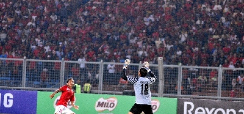 Gelandang timnas U23 Indonesia, Andik Vermansyah (kiri), melepaskan tembakan voli di depan kiper Thailand dalam lanjutan pertandingan sepak bola penyisihan Grup A SEA Games ke-26 di Stadion Utama Gelora Bung Karno, Ahad (13/11).
