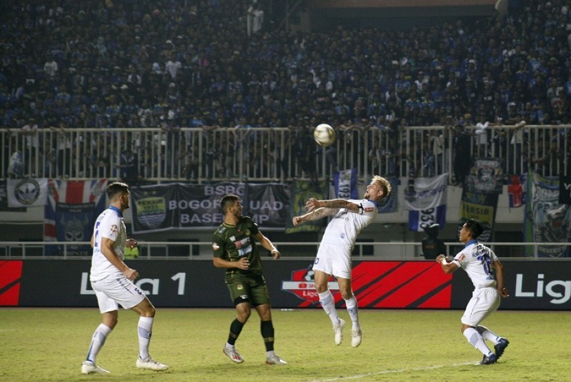 Gelandang Tira Persikabo Khursed Beknazarov (kedua kiri) berebut bola di udara dengan penyerang Persib Kevin van Kippersluis (kedua kanan) pada lanjutan Liga 1 2019 di Stadion Pakansari, Cibinong, Bogor, Jawa Barat, Sabtu (14/9/2019). Pertandingan tersebut berakhir imbang dengan skor 1-1. 