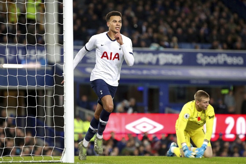 Gelandang Tottenham Hotspur Dele Alli merayakan golnya ke gawang Everton.