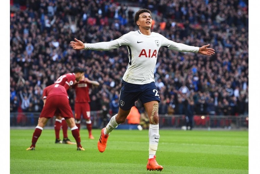 Gelandang Tottenham Hotspur Dele Alli merayakan golnya yang membuat para pemain Liverpool tertunduk lesu.