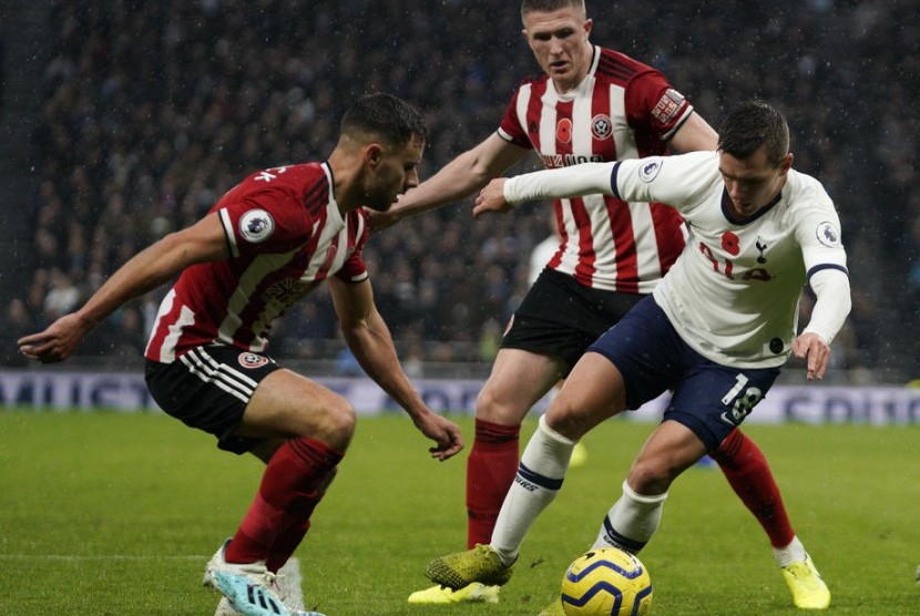 Gelandang Tottenham Hotspur Giovani Lo Celso (kanan) menghadapi dua pemain Sheffield United.