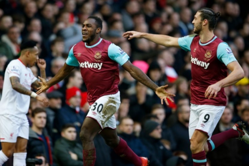 Gelandang West Ham United Michail Antonio (kiri) merayakan golnya ke gawang Liverpool bersama Andy Carroll.